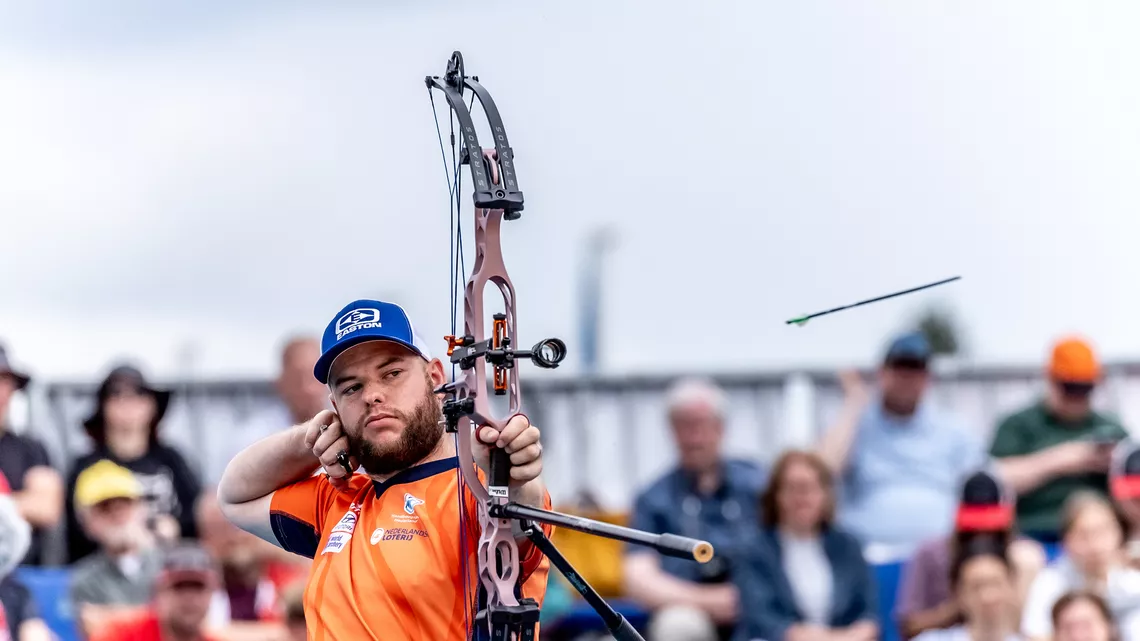Mike Schloesser shoots at the 2023 World Archery Championships.