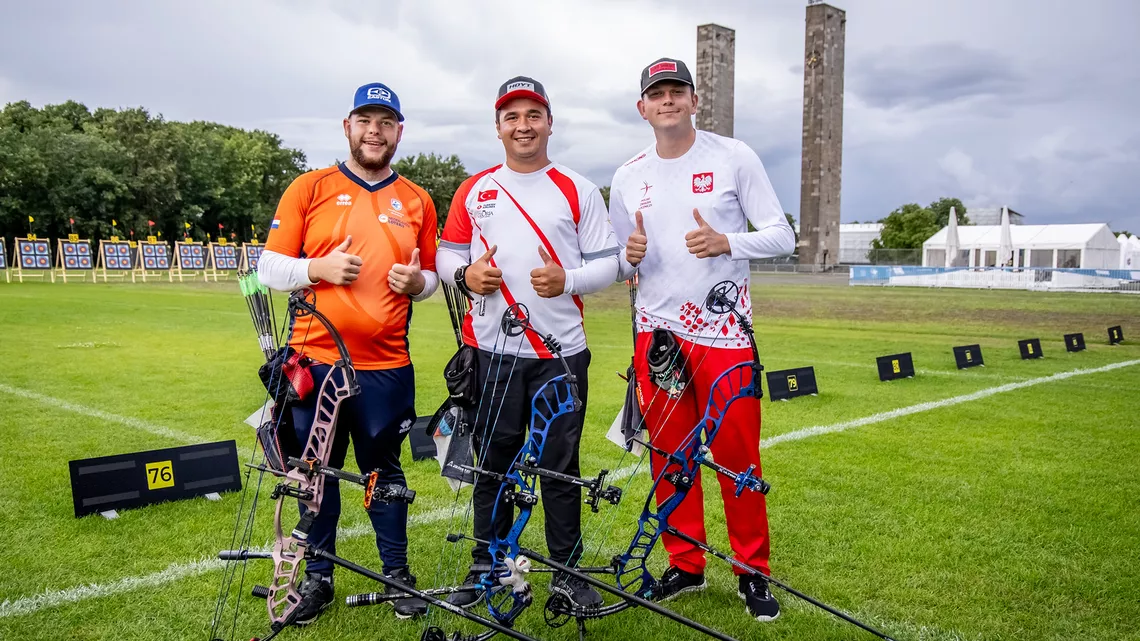Les top 3 en arc à poulies hommes après les qualifications à Berlin.