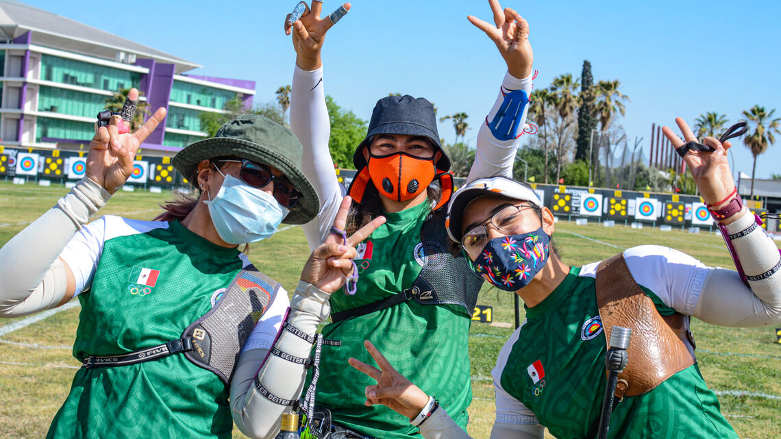 The Mexican recurve women celebrate team gold at the Pan American Championships in 2021.