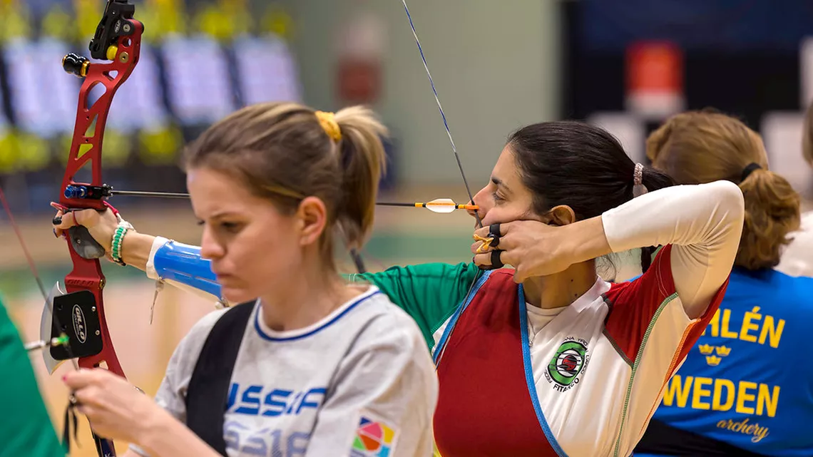 Cinzia Noziglia shoots during qualifying at the European indoor.