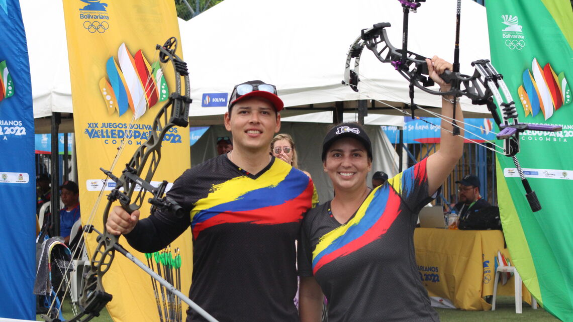Daniel Munoz and Sara Lopez of Colombia celebrate their compound mixed team gold at Valledupar 2022