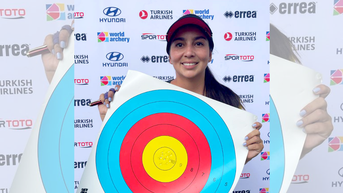 Sara Lopez has a new 15-arrow world record