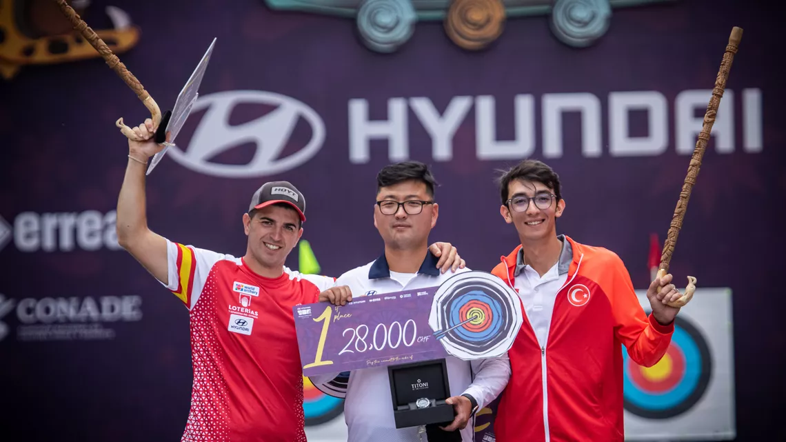 Kim Woojin celebrates with Miguel Alvarino and Mete Gazoz