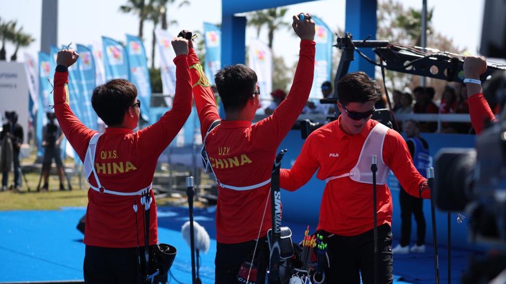 中国男子反曲队三人庆祝