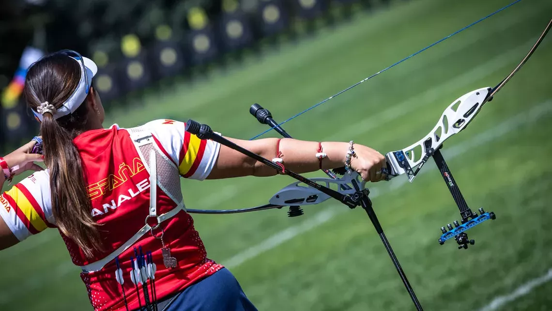 Elia Canales shoots.