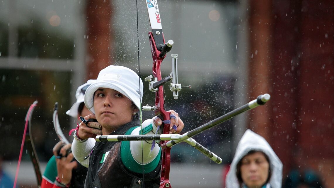 Mariana Avitia in action under the rain.