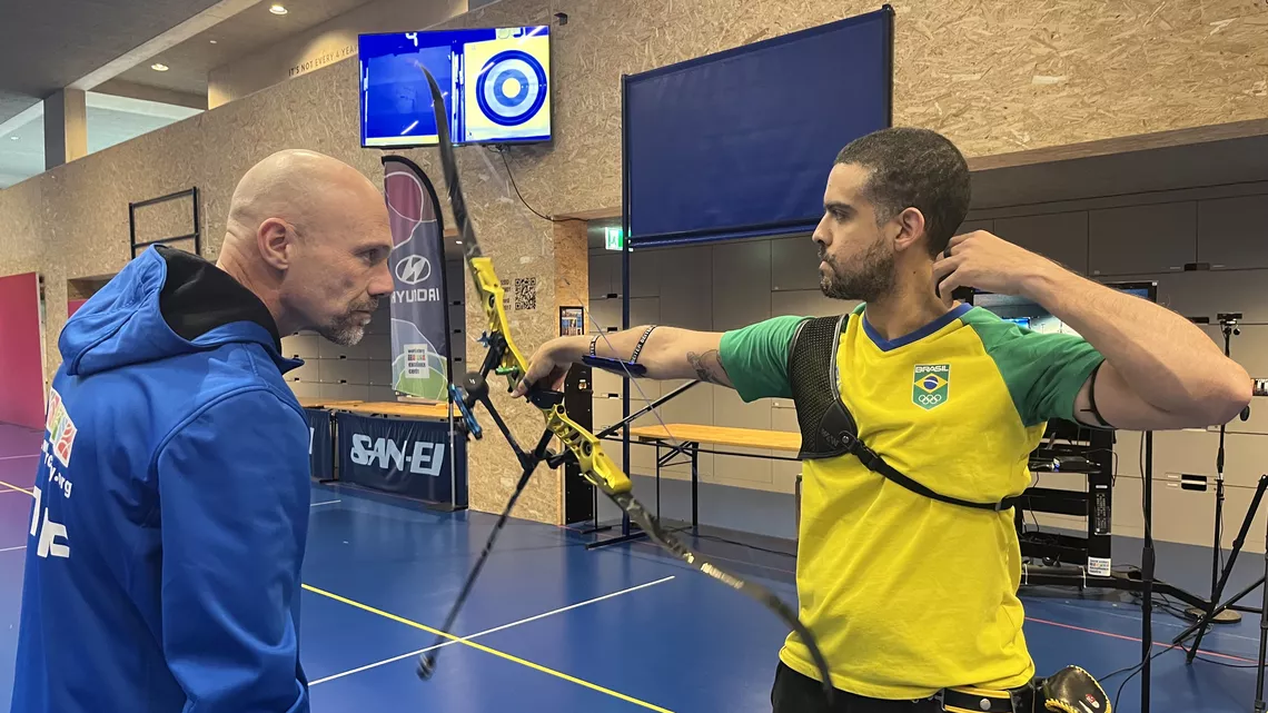 Marc Dellenbach watching carefully Bernardo Oliveira’s shooting form