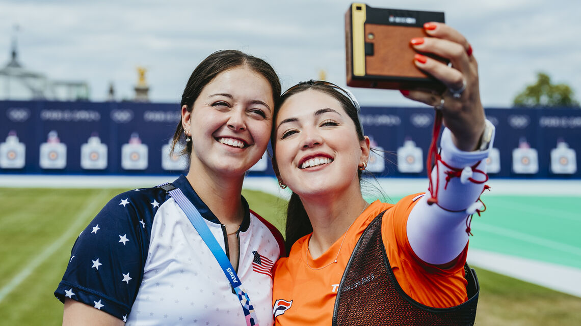 Catalina Gnoriega and Gaby Schloesser taking a selfie.