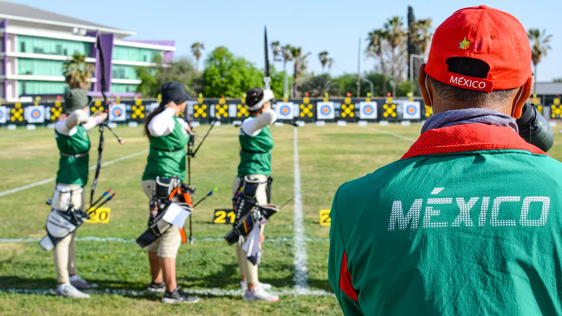 Mexico coach watching Mexican recurve women team.