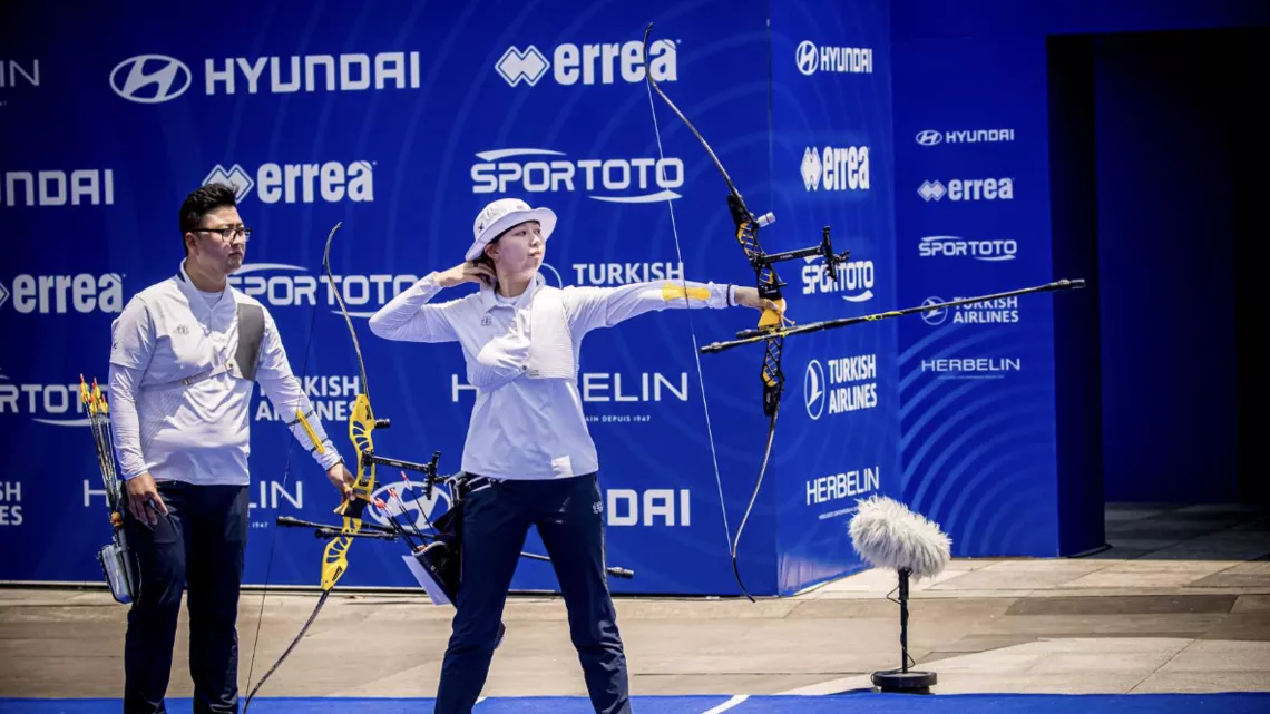 Lim Sihyeon shooting, Kim Woojin behind.