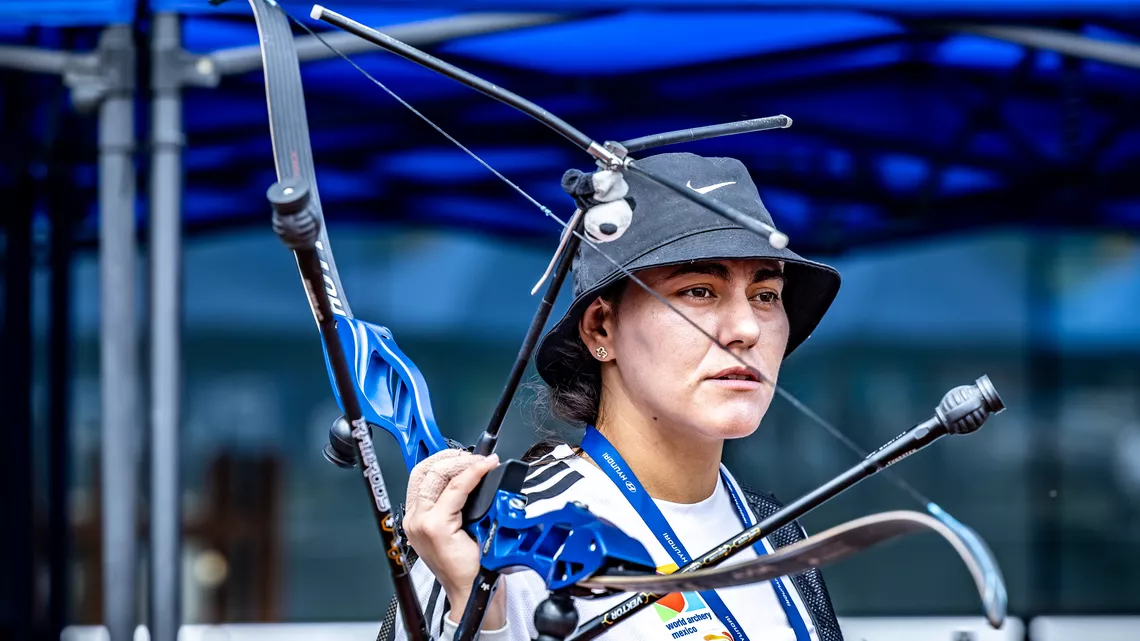 Alejandra Valencia holding her bow.