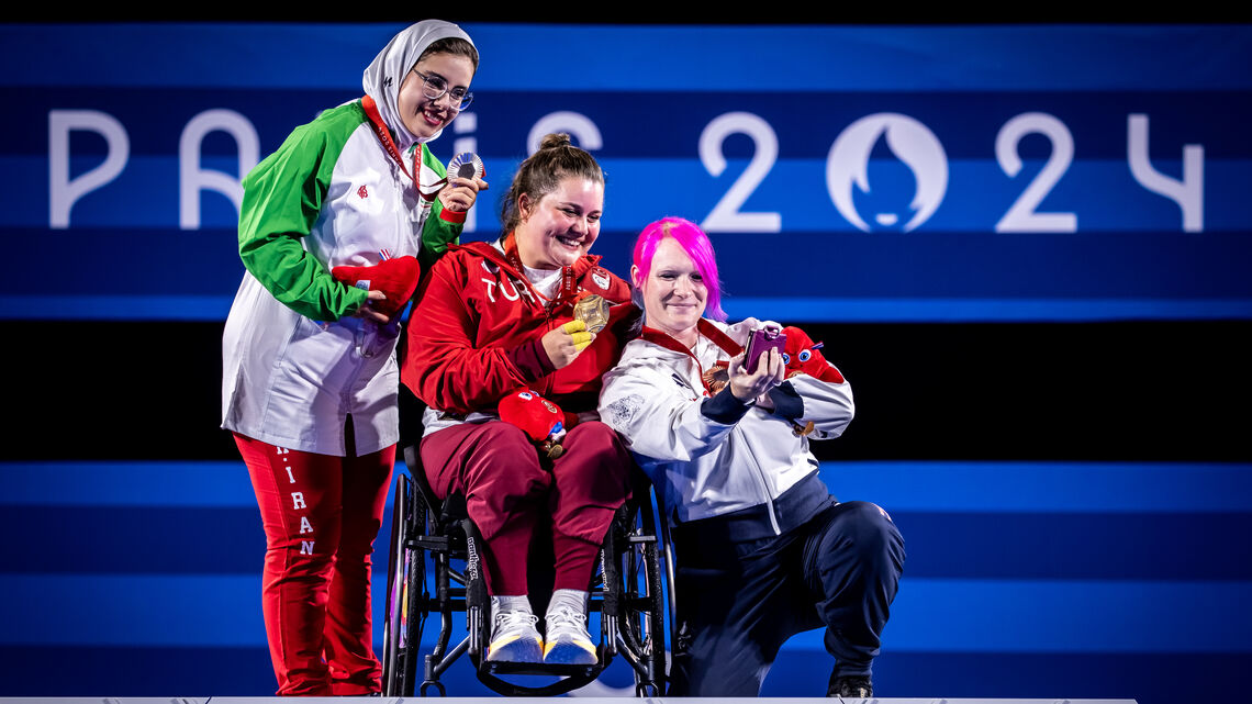 Oznur Cure Girdi celebrating Paris 2024 victory on the podium.