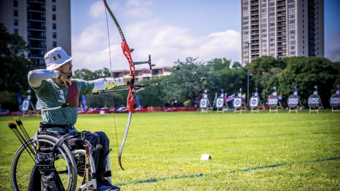 Samuel Molina aiming in Chicago.