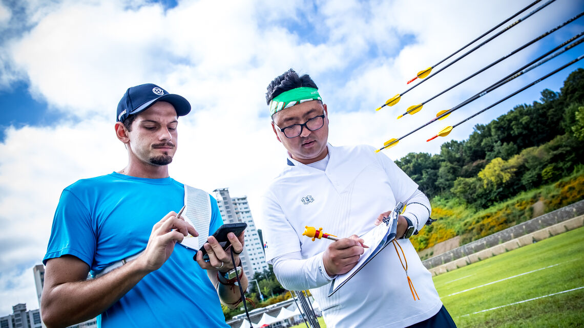 Marcus D'Almeida and Kim Woojin counting scores.