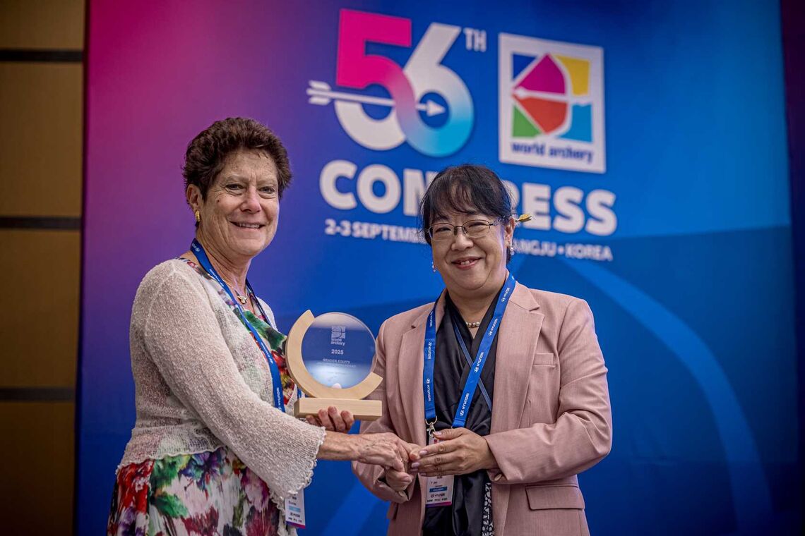 Hilda Gibson receives gender equity and inclusion award from Yuko Oda at 2025 World Archery Congress.