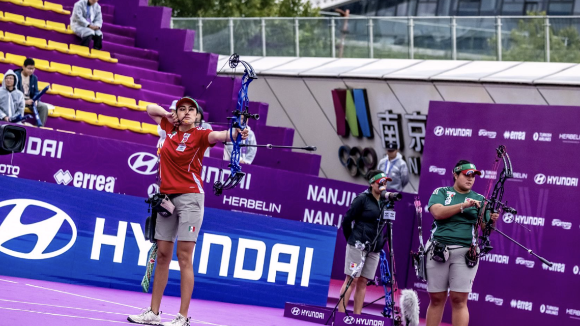 Mariana Bernal shooting versus Andrea Becerra.