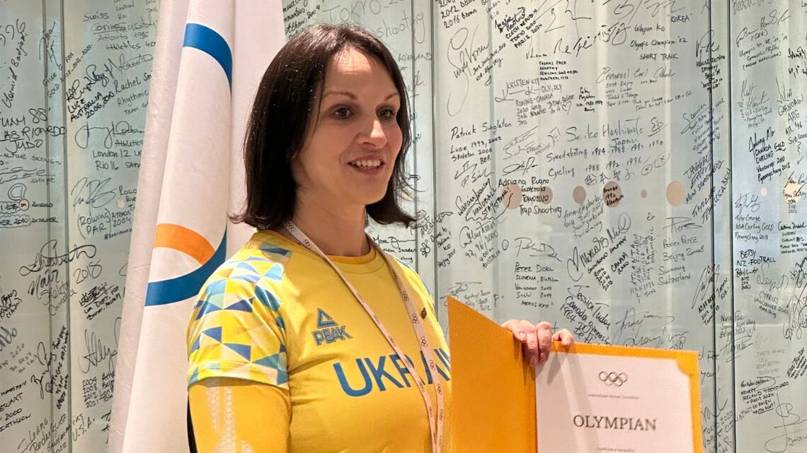 Viktoriya Koval signed the Olympic Wall in Lausanne.