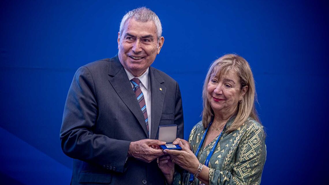 Maria Emma Gaviria received a silver plaquette from World Archery honorary president at 2025 Congress.