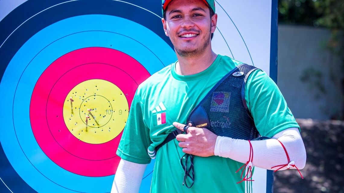 Matias Grande pointing to his winning arrows after booking a place into the final fours at Puebla 2026.