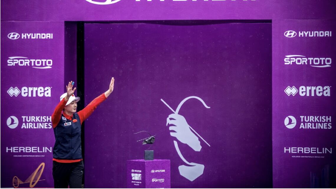 China's Li Jiaman waving to the crowd at the Nanjing 2025 World Cup Final.