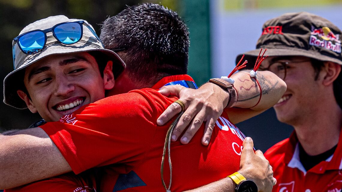 Berkay Akkoyun hugging Yusuf Goktug Ergin after Türkiye beat China at Puebla 2026.