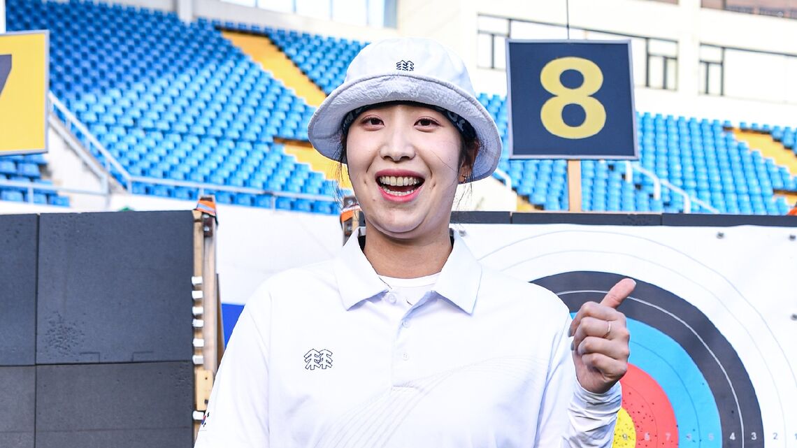 Jang Minhee doing a thumbs up after poling at Shanghai 2026.