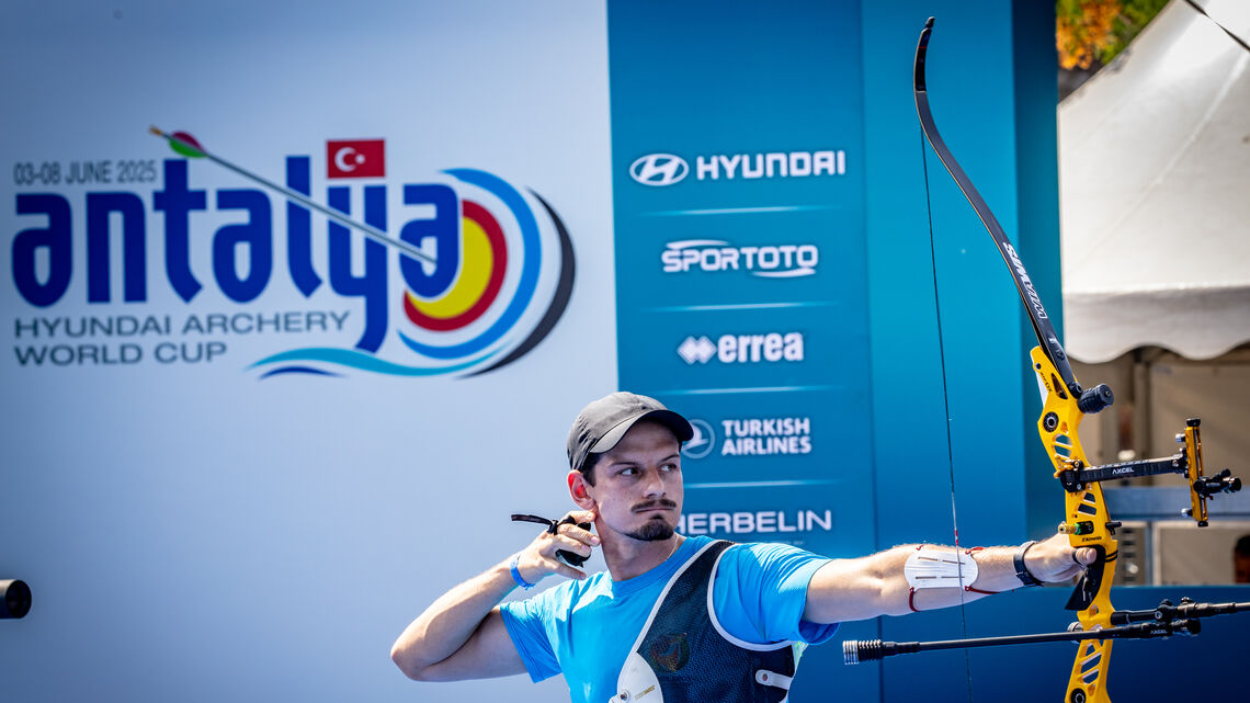 Marcus D'Almeida shooting at the Antalya 2025 recurve men final.