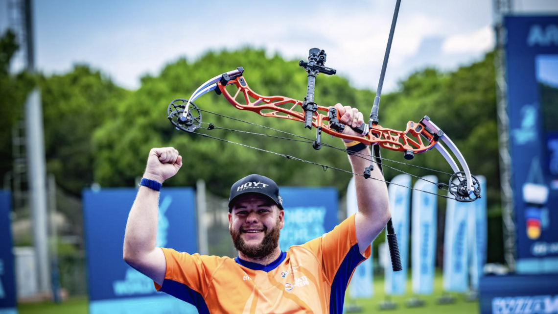Mike Schloesser raising his fist and bow in the air after winning gold at Antalya 2026.