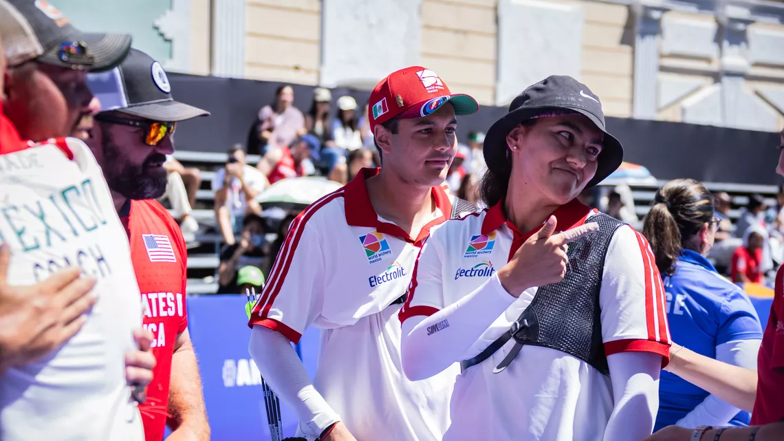 Alejandra Valencia Trujillo pointing to someone at Santo Domingo 2026 with Matias Grande behind her.