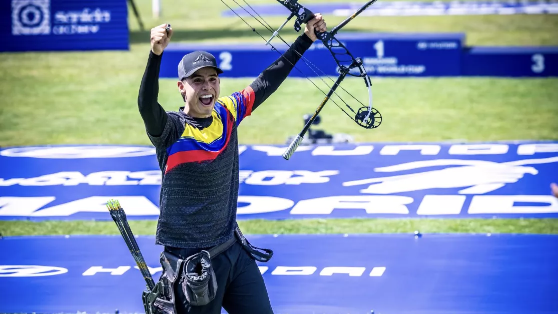 Pablo Gomez Zuluaga raising his hands in the air and shouting after winning the compound men final at Madrid 2026.