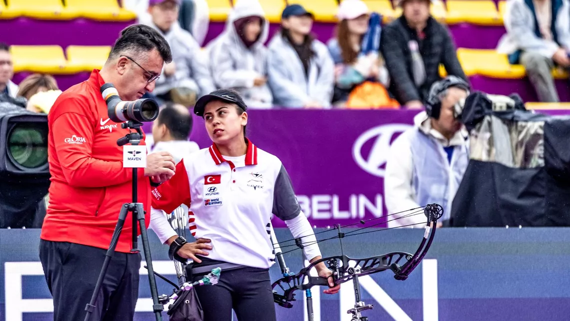 Hazal Burun talking to her coach at the Nanjing 2025 World Cup Final.