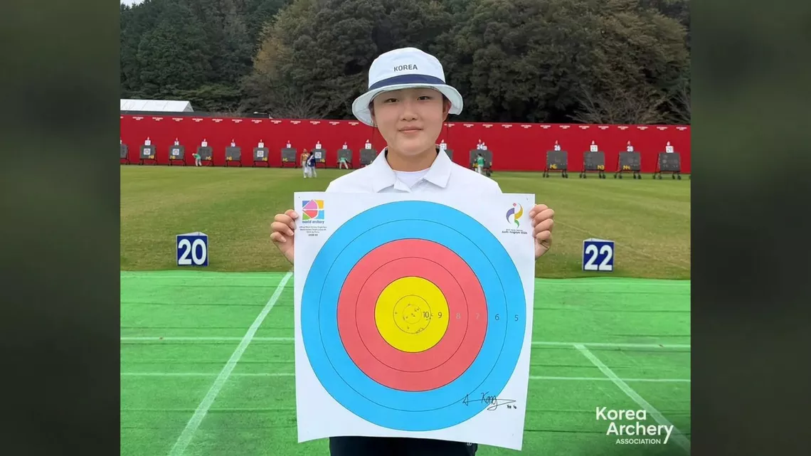 14-year-old Kang Yeonseo shot a perfect 15-arrow match to beat the compound under-18 women world record.