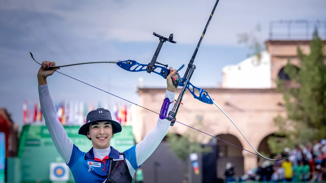 Marie Horackova raising bow in celebration after winning Saltillo 2026.