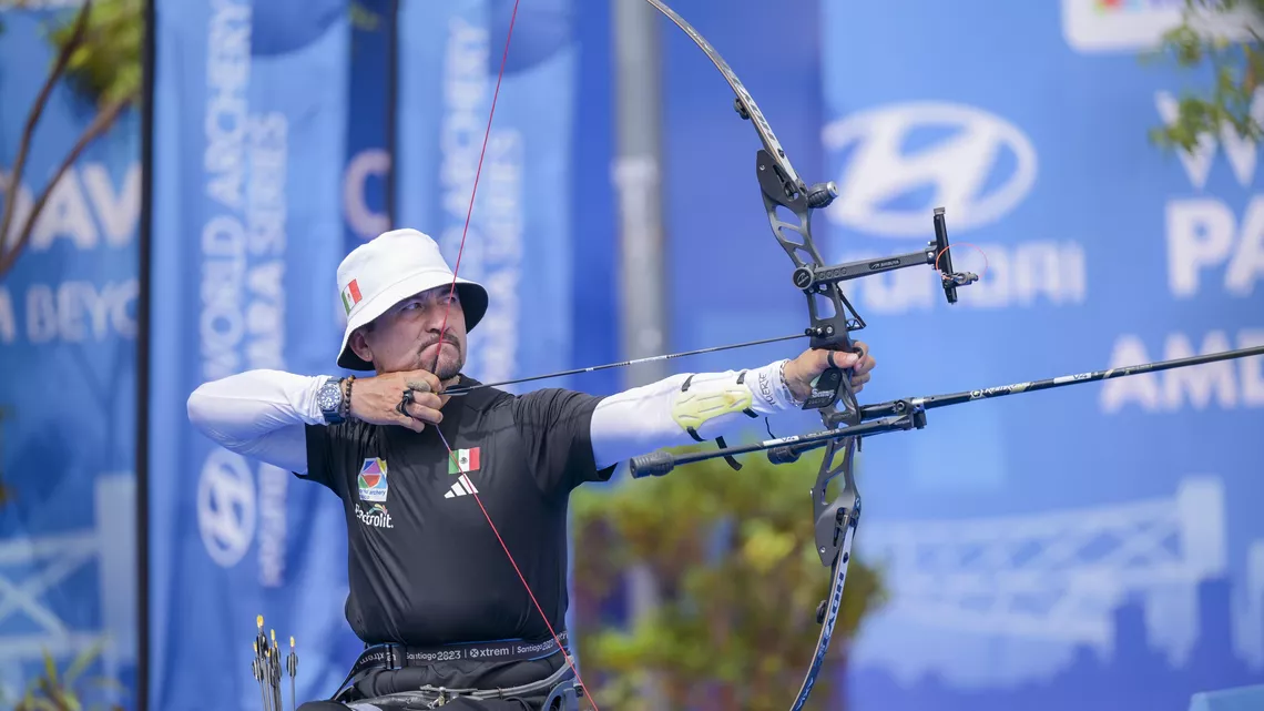 Samuel Molina aiming in the para recurve men gold medal match at Ahmedabad 2026.