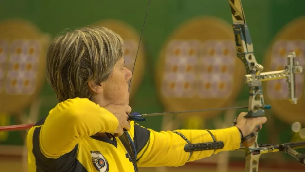 Antonella Ballarin aiming indoors.