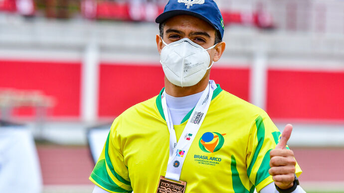 Bernardo Oliveira competes at the Monterrey 2021 Pan American Championships.