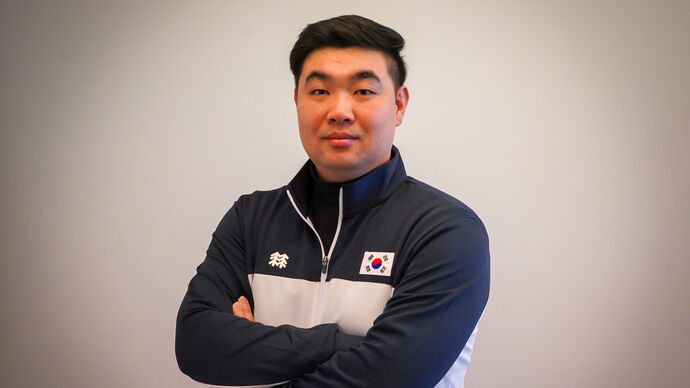 은퇴한 올림픽 선수 임동현이 한국 남자 코치로 복귀한다.