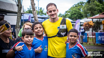 Marcus D‘Almeida with local schoolchildren in Marica.