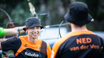 Steve Wijler smiles at his teammate on the line during the European Championships in 2021.