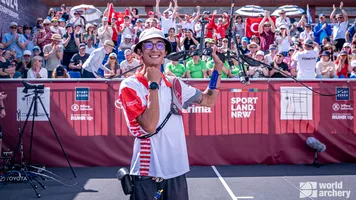 Mete Gazoz celebrates winning the Europeans in 2024.