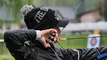 Amanda Mlinaric shoots during qualification at the Veronica’s Cup in 2021.