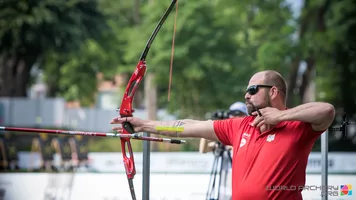 Ruben Vanhollebeke shoots at the 2019 World Archery Para Championships.