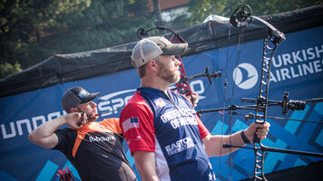 Mike Schloesser and Braden Gellenthien in the compound men’s final in Guatemala City.