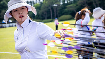 Lim Sihyeon scoring her last arrows during qualifying in Yecheon.