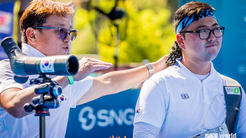 Park Seongsoo cools down Kim Woojin.