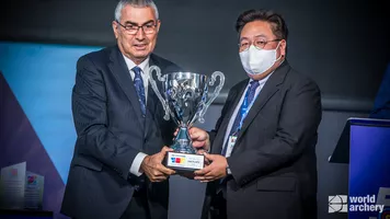 Dohyun Lee accepts award at congress in 2021.