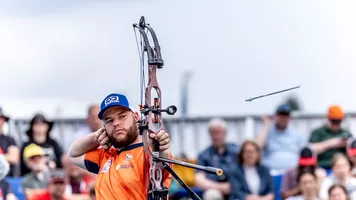 Mike Schloesser shoots at the 2023 World Archery Championships.