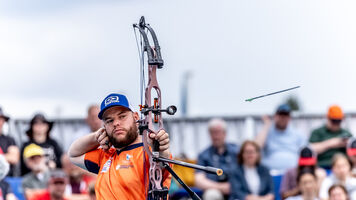 Mike Schloesser shoots at the 2023 World Archery Championships.