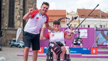 Oznur Cure celebrates winning the world para championships.
