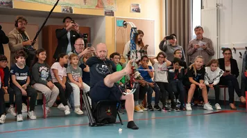 Matt Stutzman in a Parisian classroom.